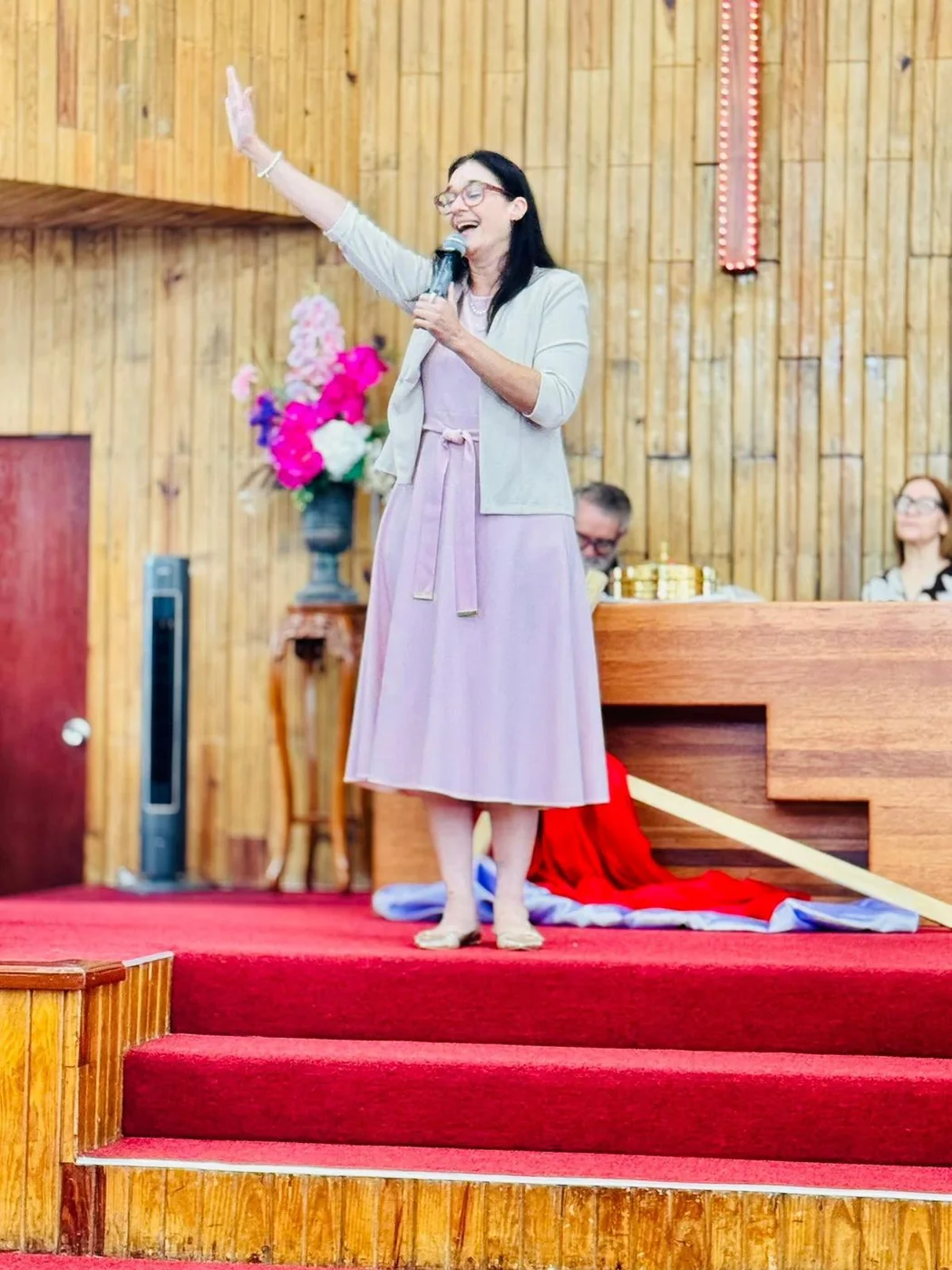 Pastora Wilnelia Ramos Torres compartiendo desde el altar dentro del templo